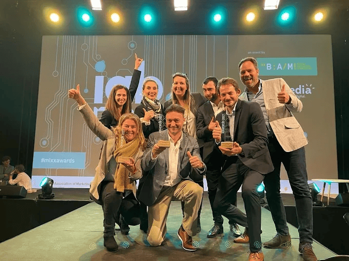 Raphaël Willet avec une équipe projet lors des IAB MIXX Awards